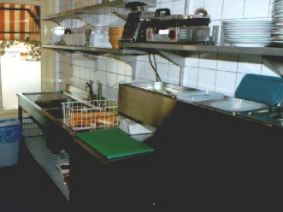 Koude keuken met spoel en wasruimte voor salade.